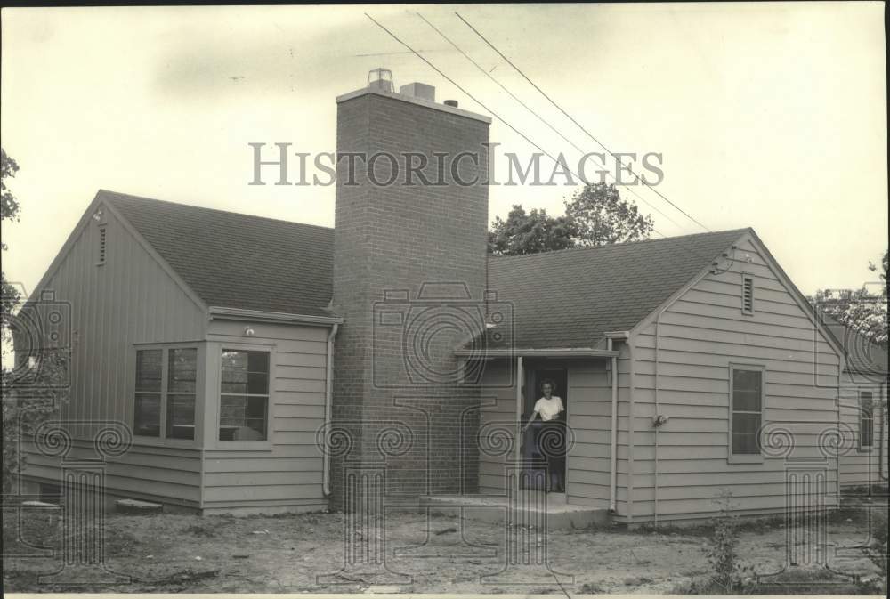 1951 Press Photo Girl Scout director Mrs Al McGovern, winterized troop house, WI