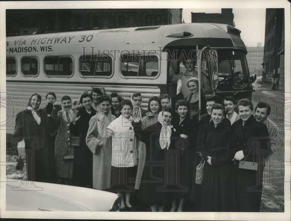 1957 Press Photo Milwaukee Journal women&#39;s bowling team star for Beloit tourney- Historic Images