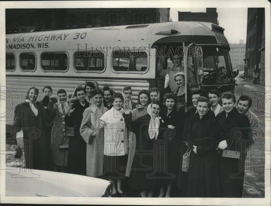 1957 Press Photo Milwaukee Journal women's bowling team star for Beloit tourney- Historic Images
