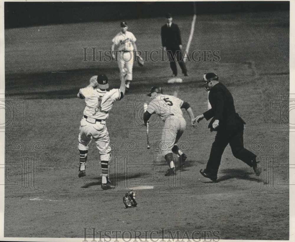 1960 Press Photo Braves &amp; Dodgers play baseball at County Stadium - mjc38698- Historic Images