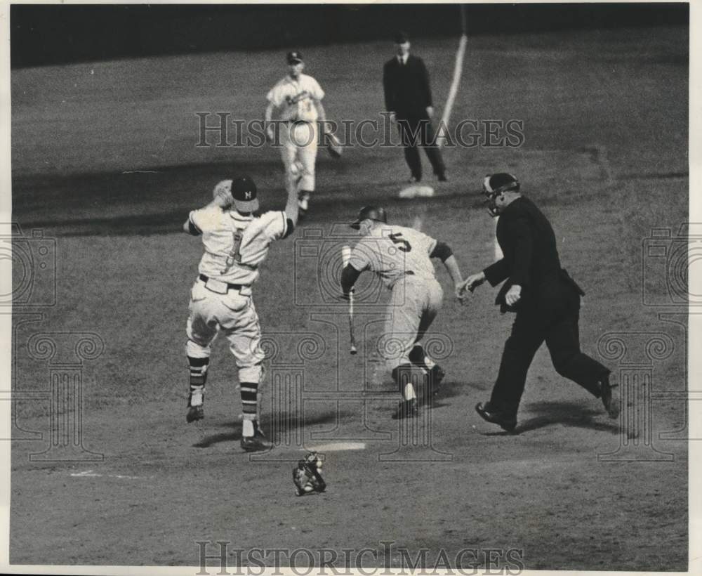 1960 Press Photo Braves & Dodgers play baseball at County Stadium - mjc38698- Historic Images