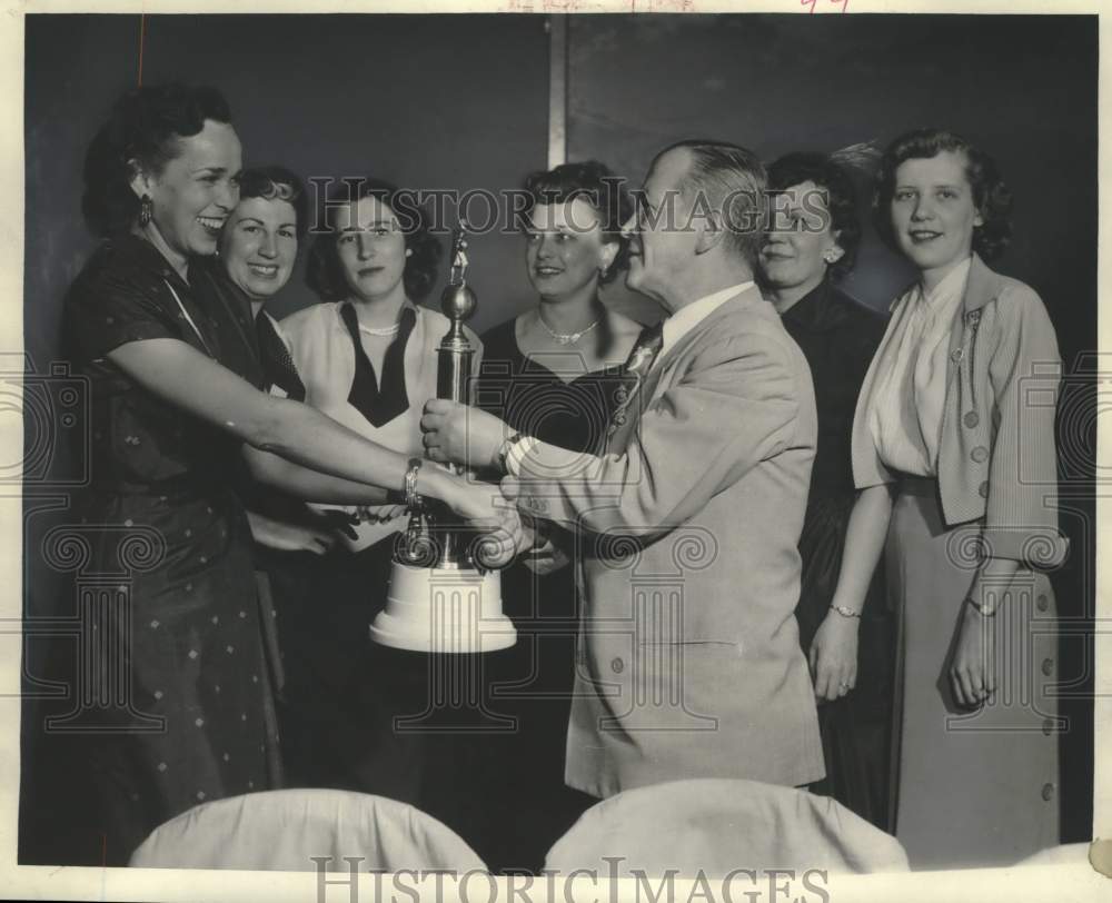 1952 Press Photo The Journal Women's Bowling winners awarded, Mamie's Grotto- Historic Images