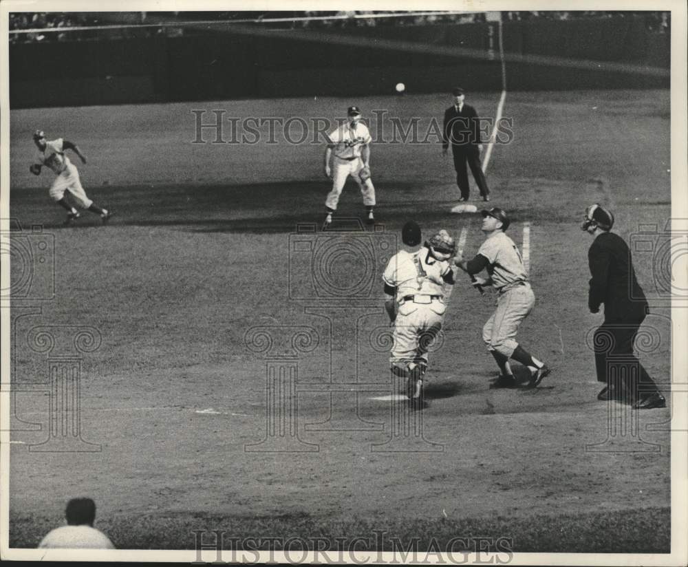 1960 Press Photo Milwaukee Braves&#39; baseball game action - mjc38711- Historic Images