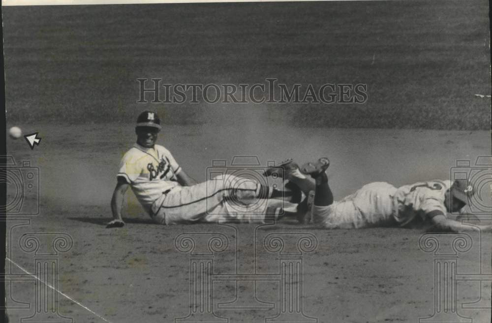 1960 Press Photo Milwaukee Braves Billy Burton topples Bob Malkmus, Baseball, WI- Historic Images