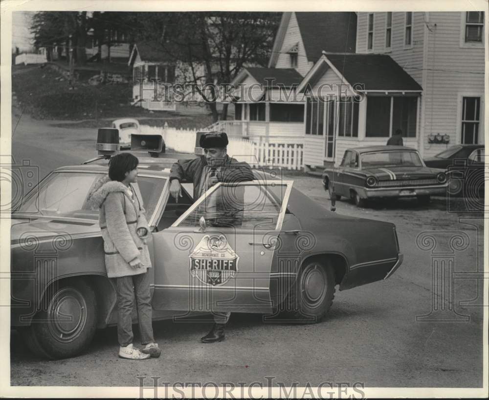 1969 Press Photo Deputy Sheriff talks to Jean Sackatook in Menominee - mjc38849- Historic Images