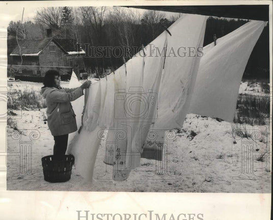 1963 Press Photo Mrs Howard Mack hanging up clothes, Menominee - mjc38854- Historic Images
