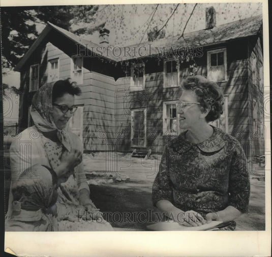 1964 Press Photo Mrs. Sandra King, daughter, & Miss Martha Jenny at Neopit home- Historic Images