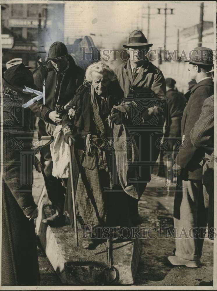 1937 Press Photo Woman helped by two volunteers during flood in Louisville, KY