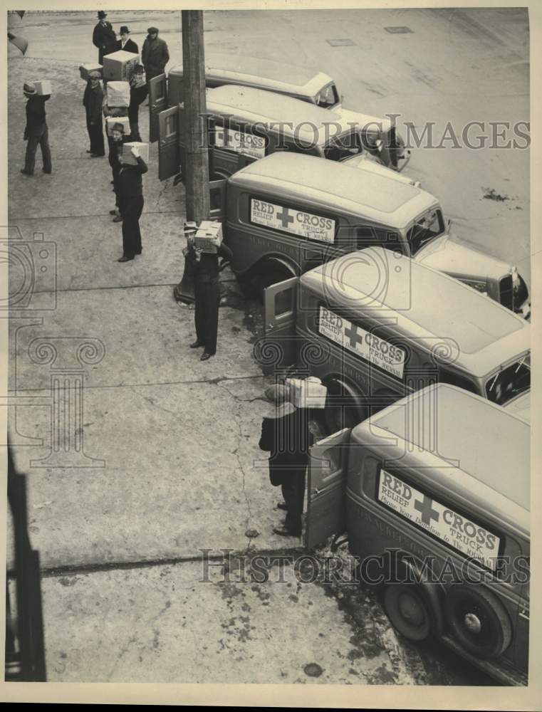 1937 Press Photo Men unloading donations for flood from trucks, Milwaukee