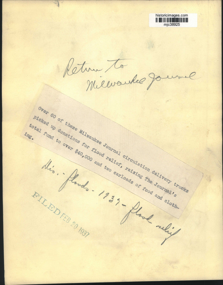 1937 Press Photo Men unloading donations for flood from trucks, Milwaukee