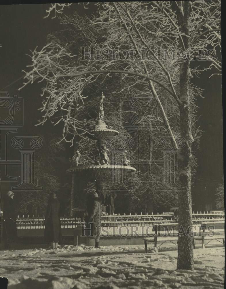 1926 Press Photo People in old Milwaukee County Courthouse courtyard - mjc38939- Historic Images