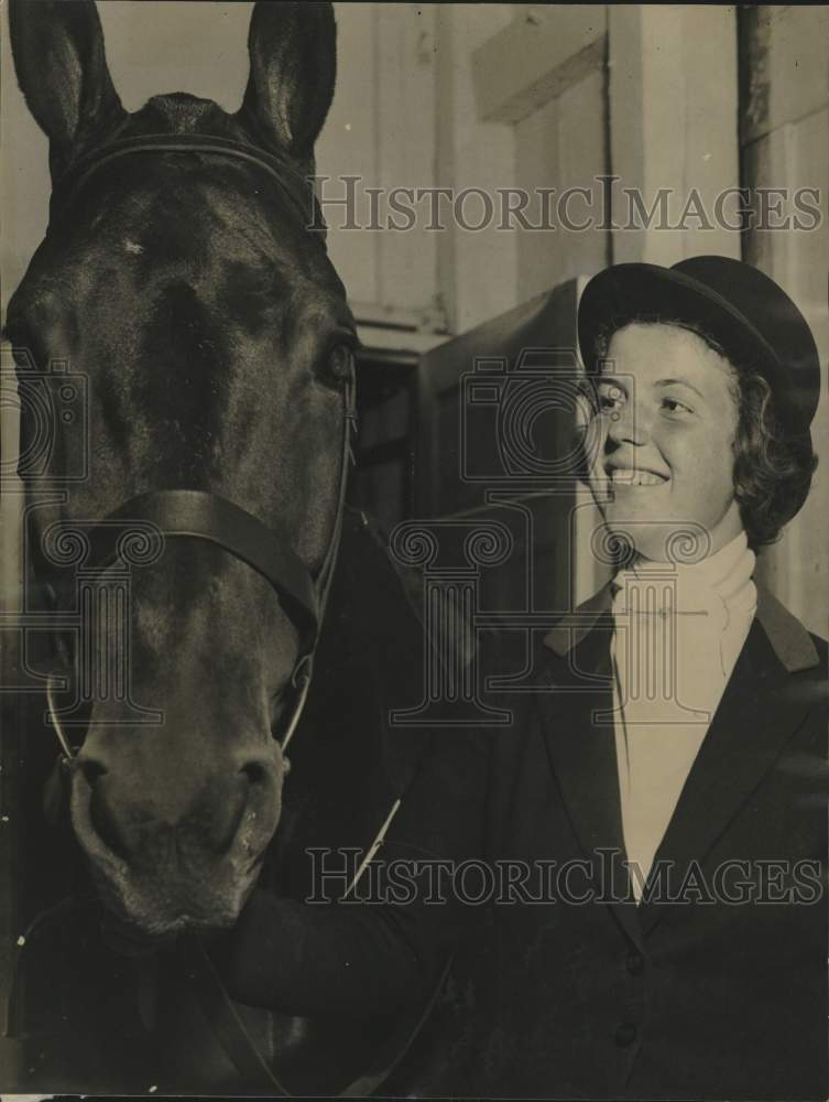 1938 Press Photo Ann McIntosh &amp; her horse, Wisconsin State Fair Horse show- Historic Images