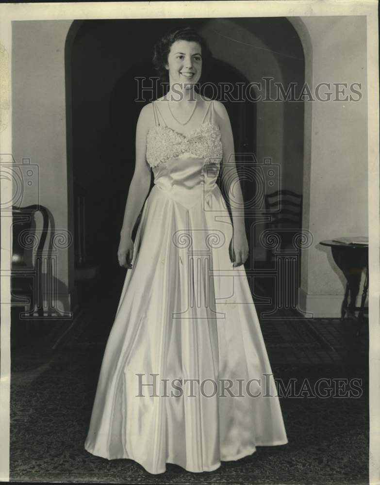 1939 Press Photo Socialite Anne McIntosh posing in white gown - mjc38953- Historic Images