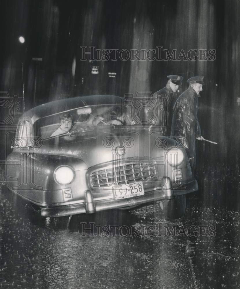 1954 Press Photo Policemen set flares to help driver out of a flood in Milwaukee- Historic Images