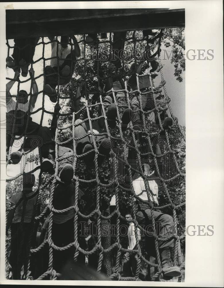 1964 Press Photo U.S. Army Reserve trainees climb cargo net - mjc39004