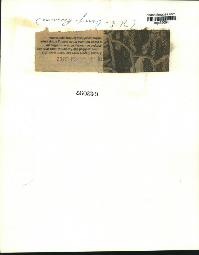 1964 Press Photo U.S. Army Reserve trainees climb cargo net - mjc39004