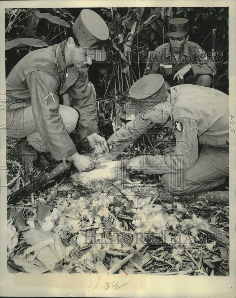 1967 Press Photo U.S. Army training includes feather plucking - mjc39018