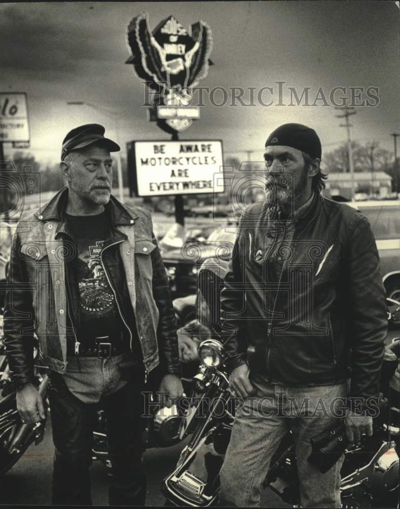 1993 Press Photo Bikers Joe Mallien &amp; Ed Juul at Harley-Davidson Motor Co., WI- Historic Images