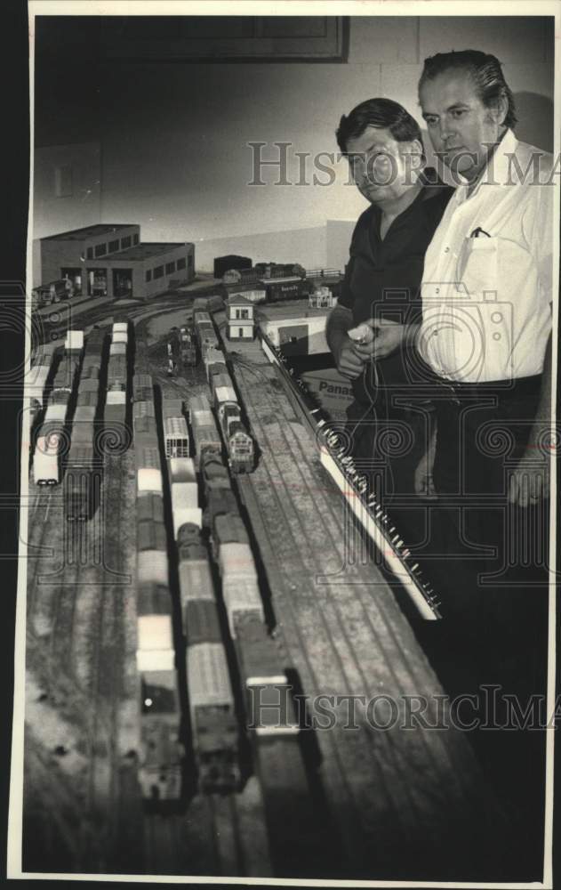 1989 Press Photo Jim Vick, Al Stout looking at model freight train layout.- Historic Images