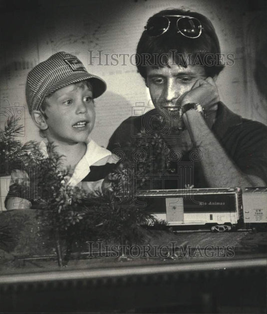 1979 Press Photo Richard Sovitzky and son looking at model railroad train.- Historic Images