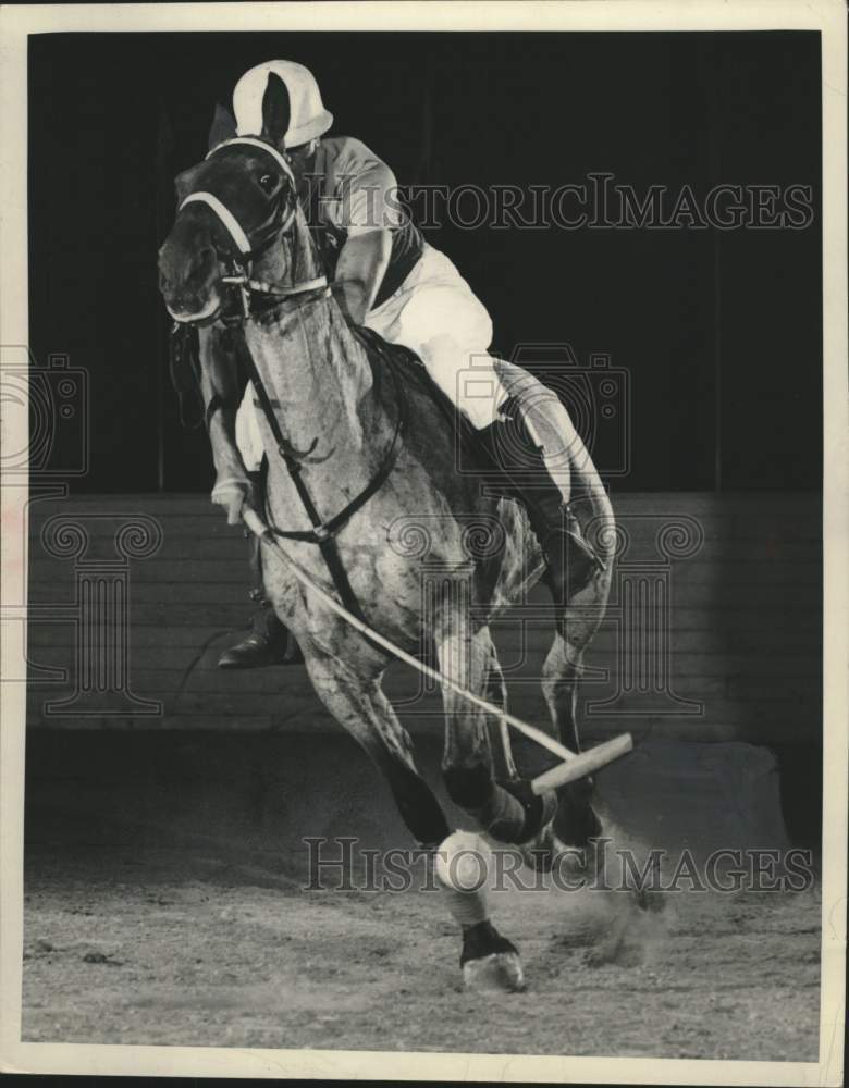 Load image into Gallery viewer, 1952 Press Photo Joy Farm &amp; Shamrocks Polo Game in Milwaukee - mjc39135
