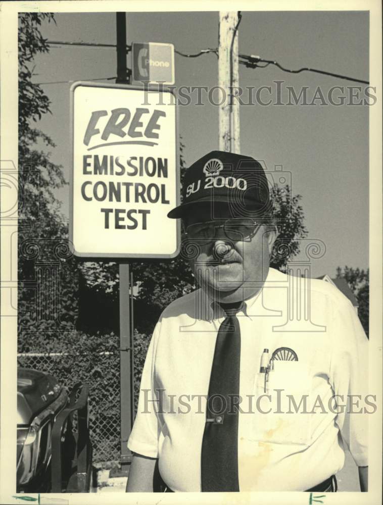 1984 Press Photo Shorewood Shell Gas station operator Ashley McMahan, Wisconsin- Historic Images