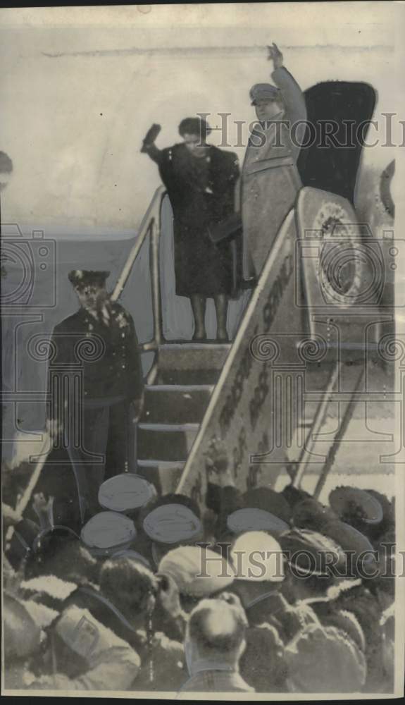 1951 Press Photo General MacArthur and Family Wave Farewell at Tokyo Airport
