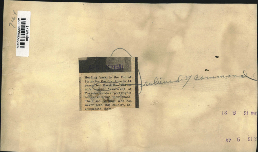 1951 Press Photo General MacArthur and Family Wave Farewell at Tokyo Airport