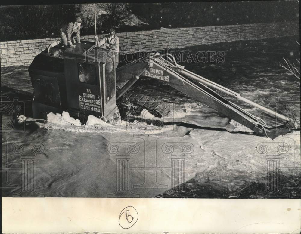 1966 Press Photo crane lifted Super Excavators back hoe from flood waters, WI