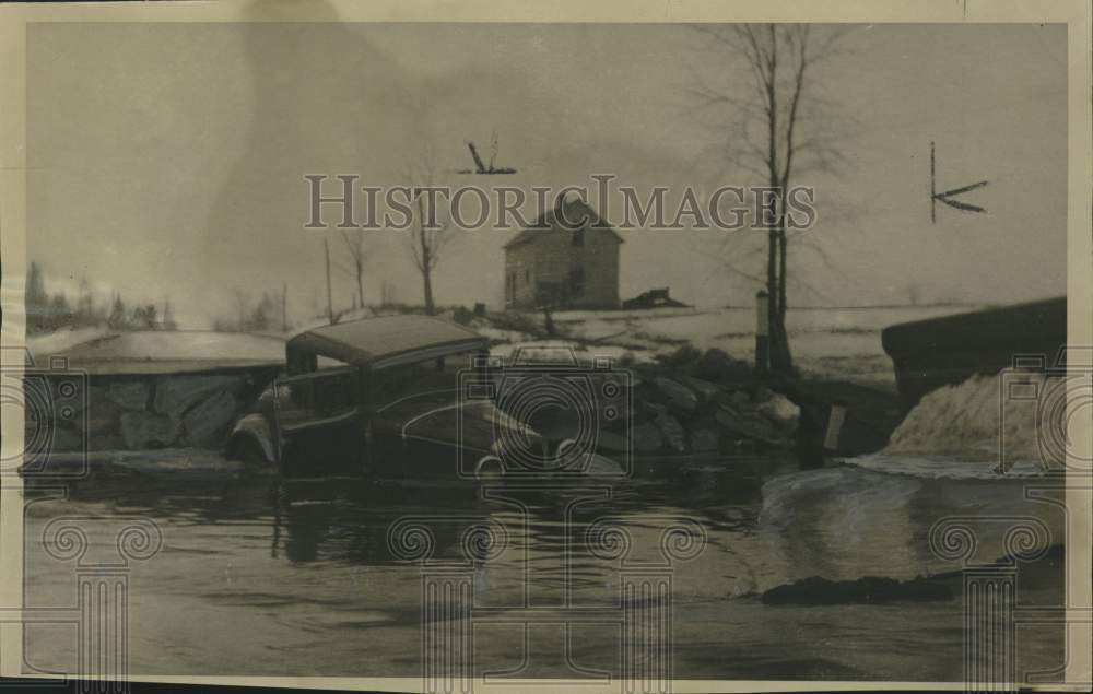 1934 Press Photo Springbrook creek overflowed &amp; flooded an Antigo car, Wisconsin- Historic Images