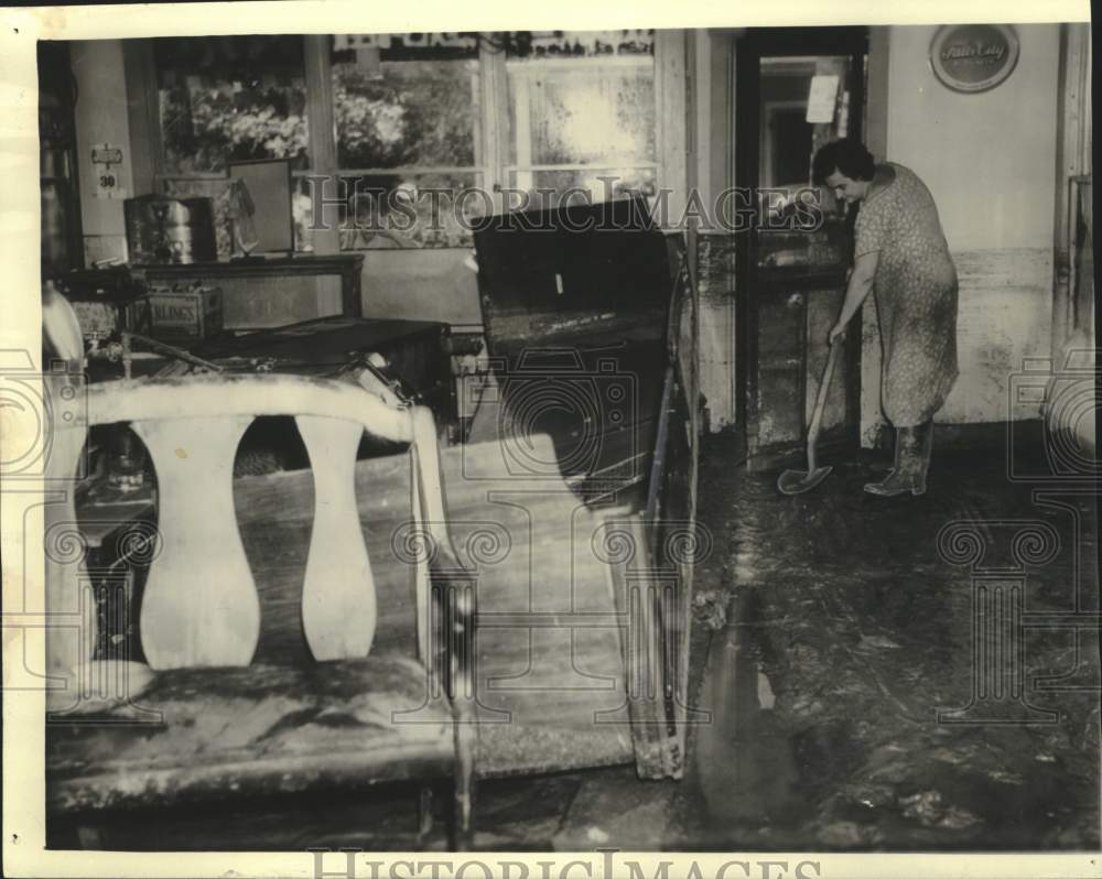 1939 Press Photo Mrs. S.B. Mutters cleaning her flood-damaged home with shovel- Historic Images