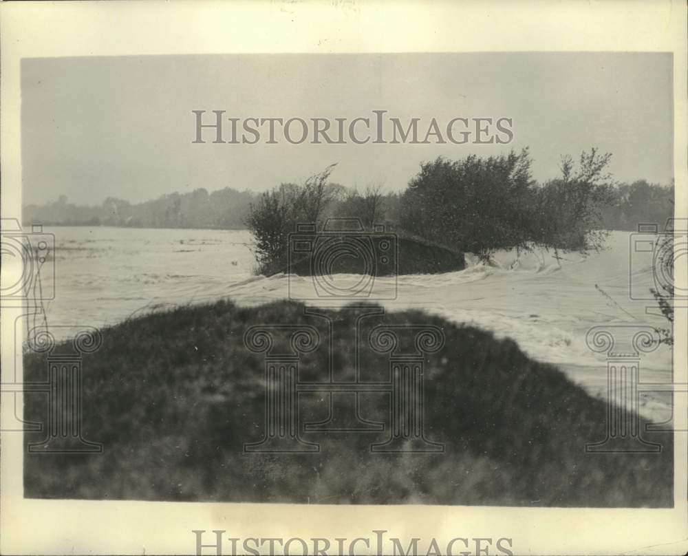 1929 Press Photo floodwater breaches the Levee at Martindale, Illinois- Historic Images