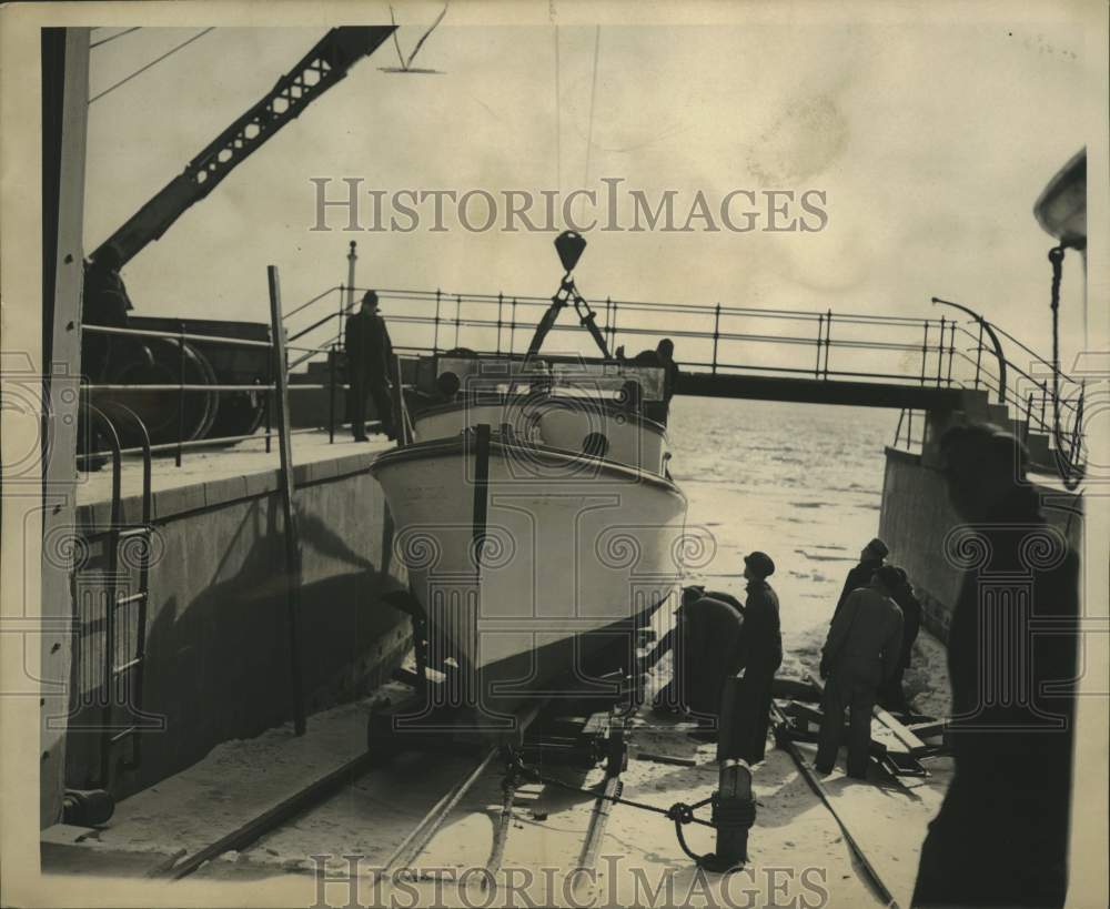 1937 Press Photo Coast guardsmen load flood relief supplies for Ohio Valley- Historic Images