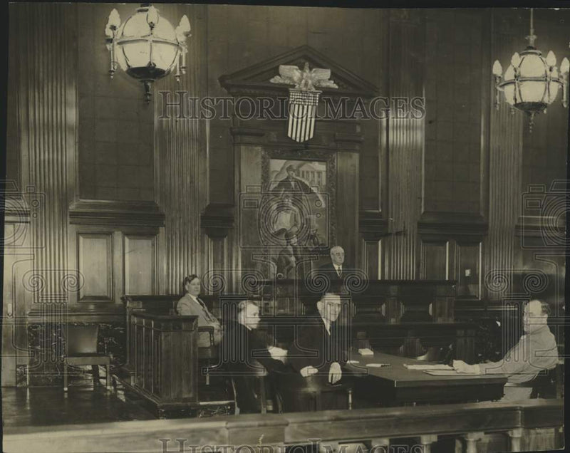 Load image into Gallery viewer, 1932 Press Photo Officials convene county court in new courthouse in Milwaukee
