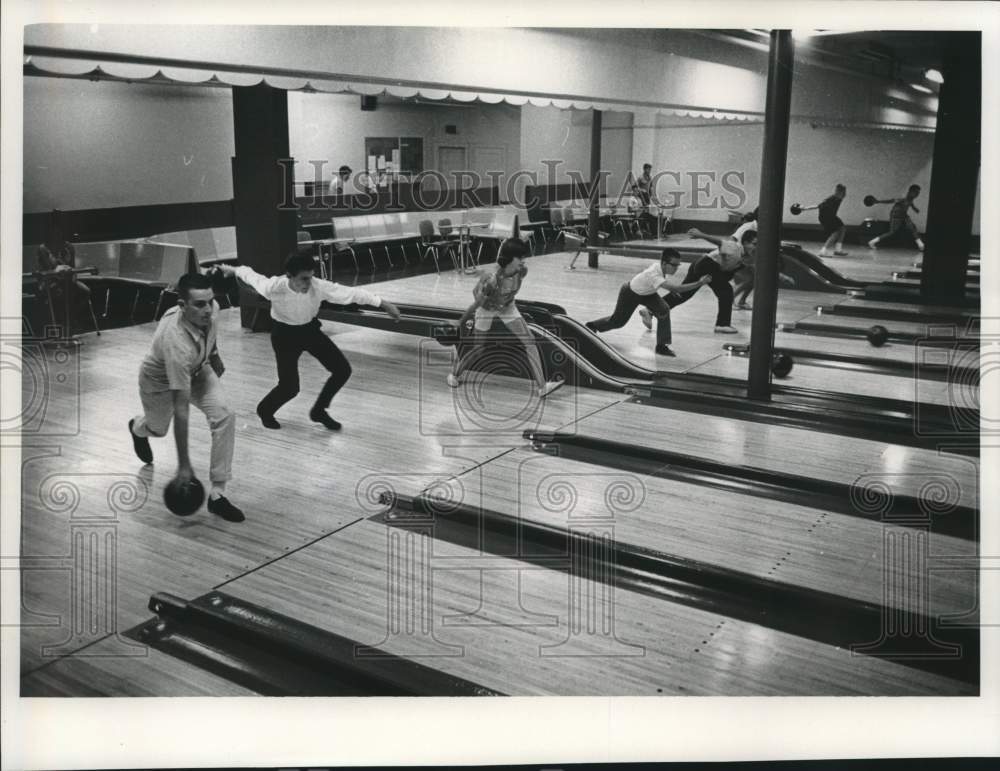 1966 Press Photo People bowling at a bowling alley in Milwaukee - mjc39399- Historic Images