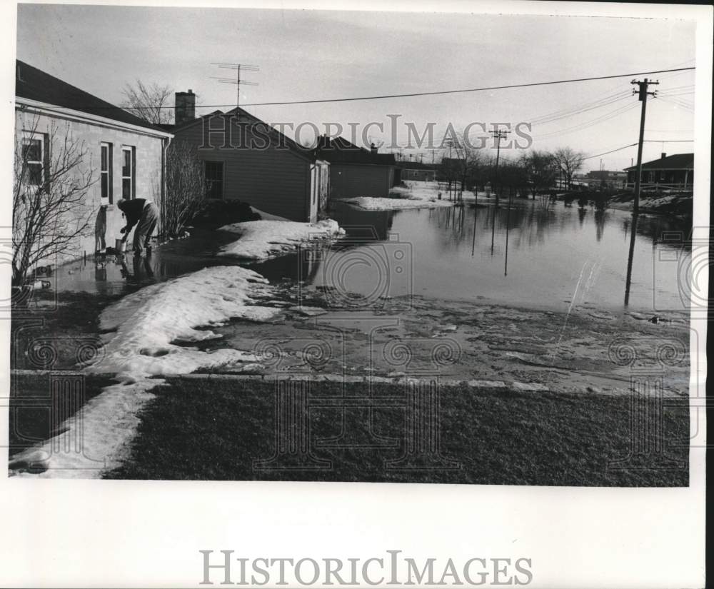 1959 Press Photo Man trying to bail out his basement during floods in Wauwatosa- Historic Images