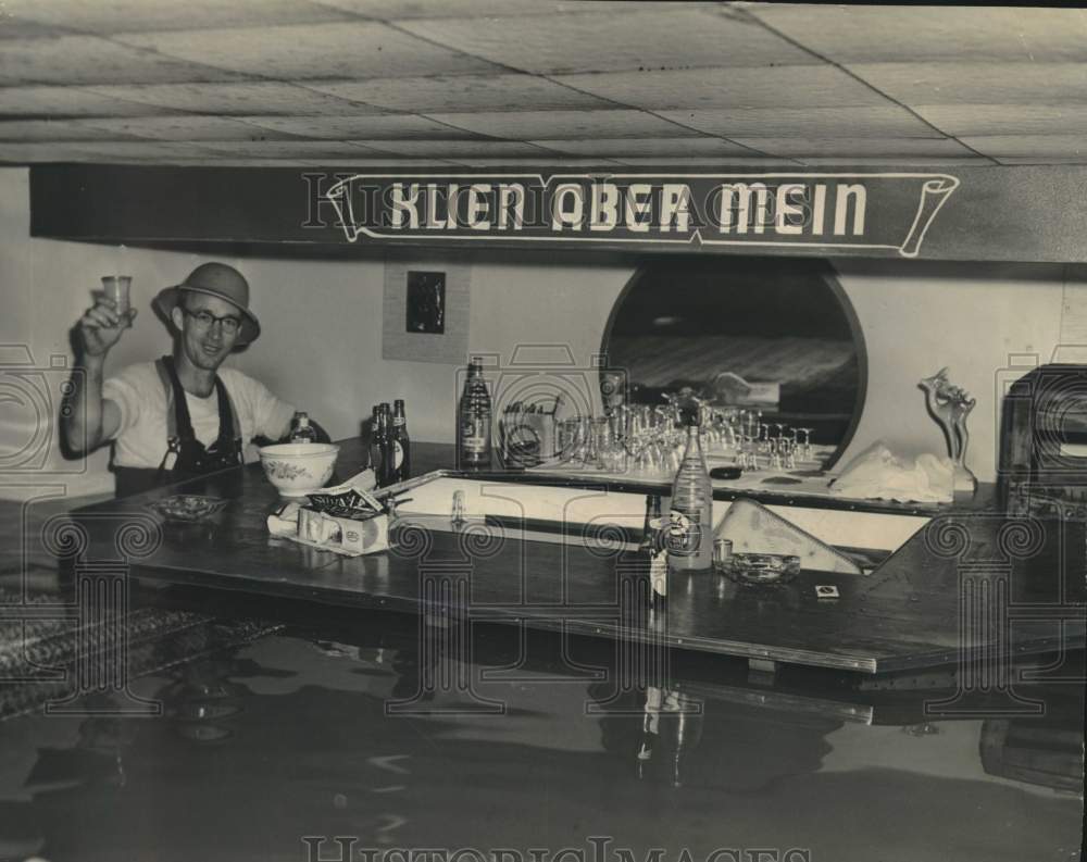 1952 Press Photo Man wades into flooded basement to shut off the power
