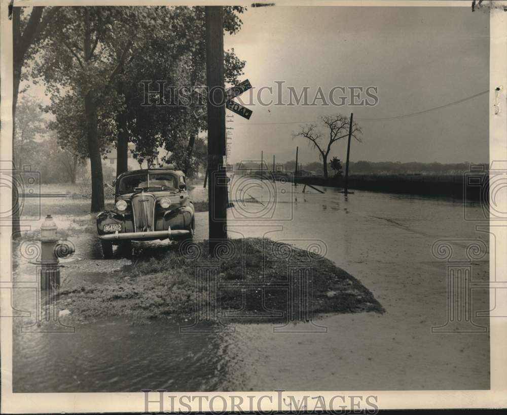 1950 Press Photo car parked on the side of flooded Lincoln Ave., Milwaukee, WI- Historic Images