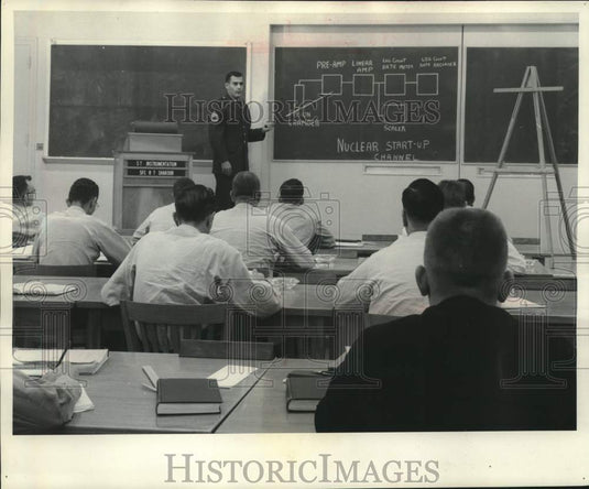 1960 Press Photo Sargent Shakour lectures U.S. Army personnel on nuclear power.- Historic Images