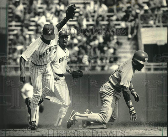 1987 Press Photo Milwaukee Brewer's Juan Castillo tags out Curtis Wilkerson- Historic Images