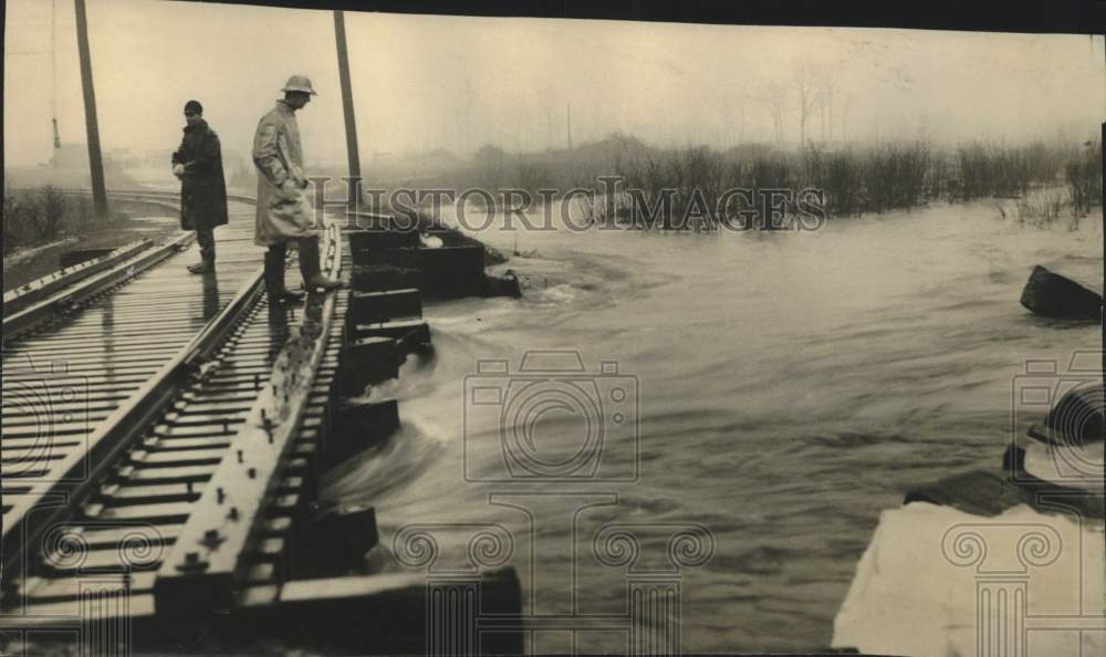 1938 Press Photo flooded river threatens use of North Western bridge crossing WI- Historic Images