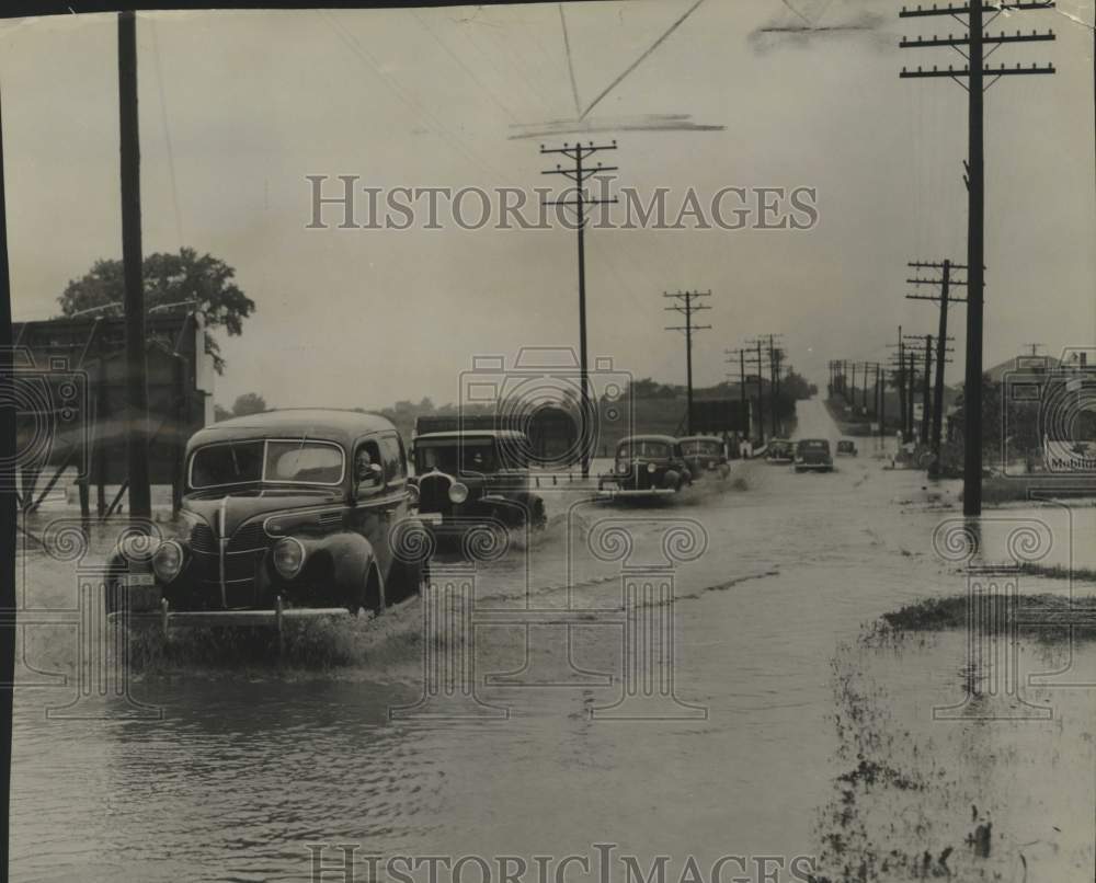 1940 Press Photo Cars slowly drive through Flooded section of Highway 55, WI