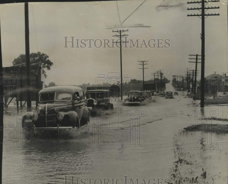Load image into Gallery viewer, 1940 Press Photo Cars slowly drive through Flooded section of Highway 55, WI
