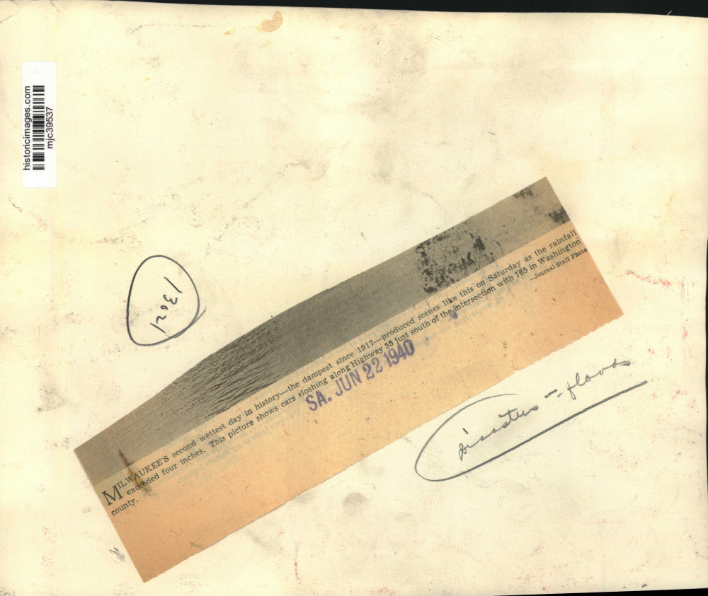 1940 Press Photo Cars slowly drive through Flooded section of Highway 55, WI