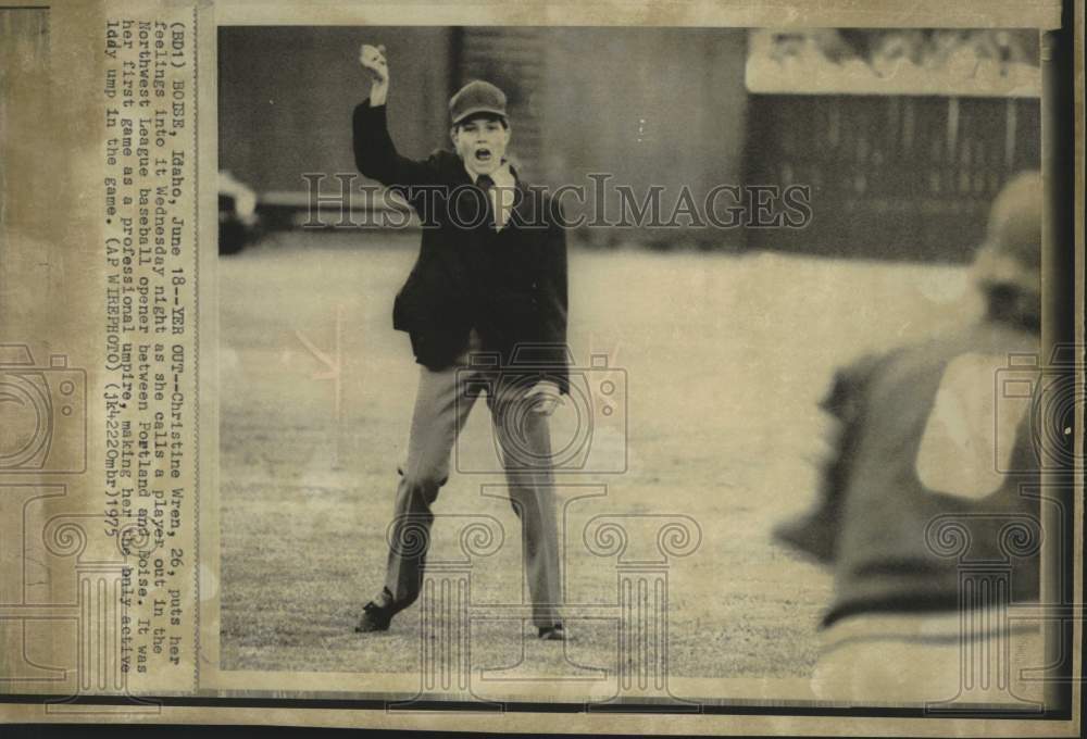 1975 Press Photo Umpire Christine Wren in Portland & Boise baseball game, Idaho- Historic Images