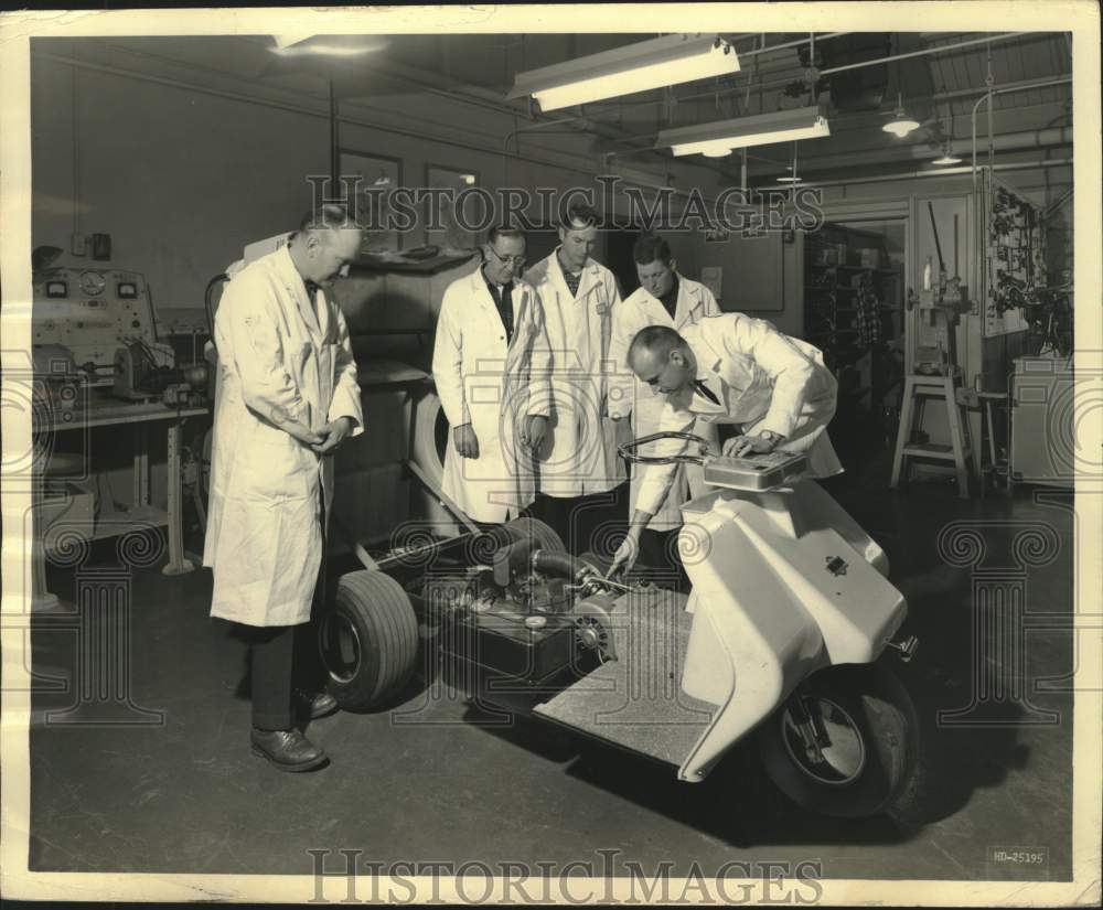 1964 Press Photo Harley-Davidson Motor Co's 1st golf car service school class WI