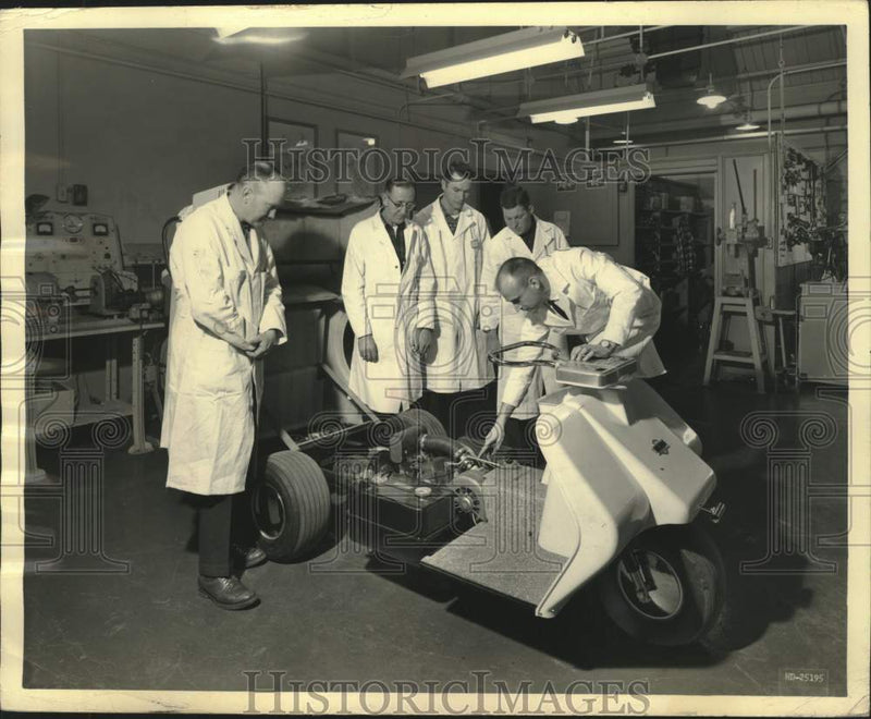 Load image into Gallery viewer, 1964 Press Photo Harley-Davidson Motor Co's 1st golf car service school class WI

