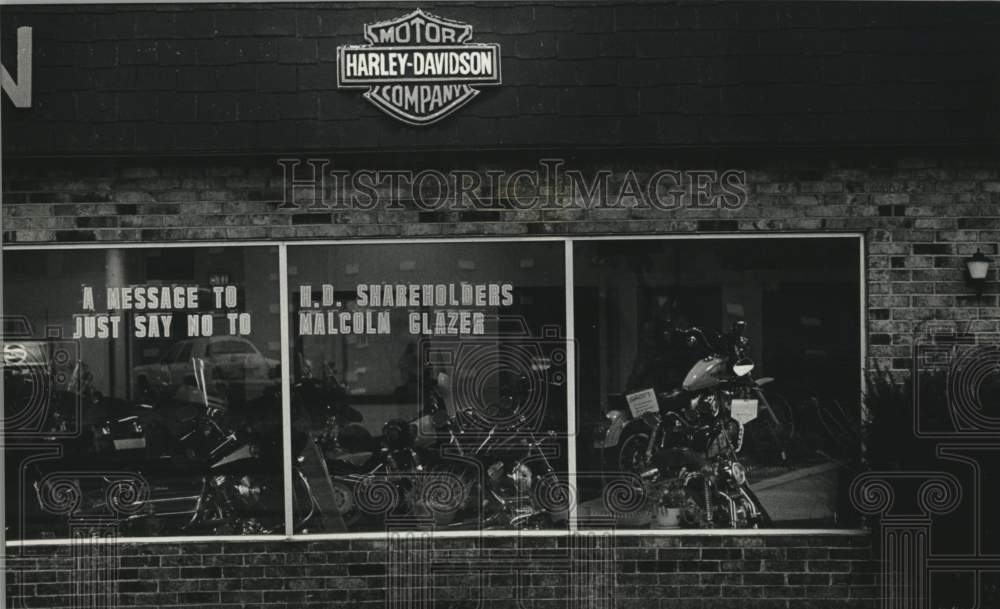 1989 Press Photo Harley-Davidson sign against businessman Malcolm Glazer, WI- Historic Images