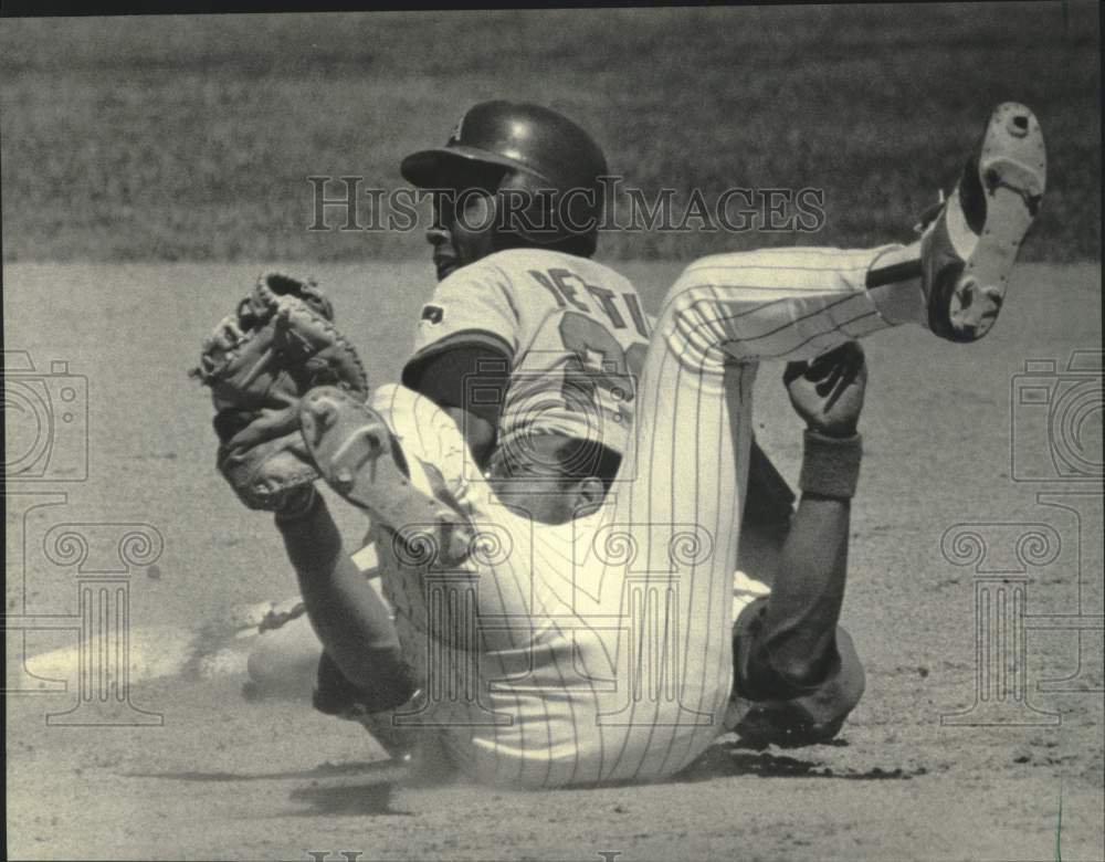 1984 Press Photo Angel Pettis And Brewer Cooper In Baseball At County Stadium- Historic Images