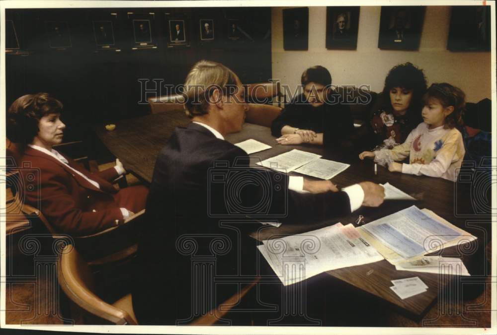 1933 Press Photo Wauwatosa Attorney Kent C. Jones Explains Document to Weislings